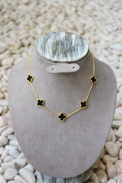 Collar Dorado Corto Trébol Negro