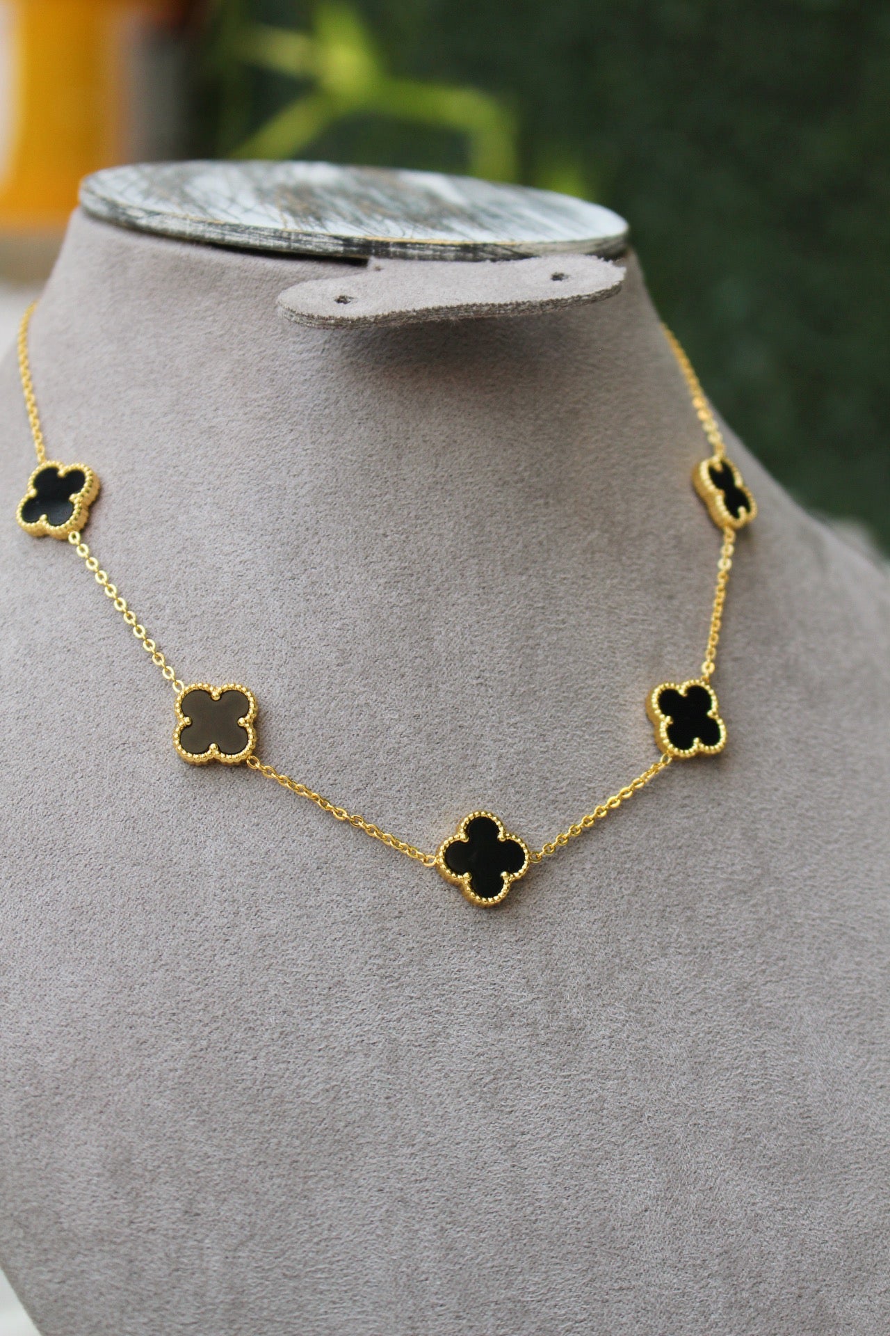 Collar Dorado Corto Trébol Negro