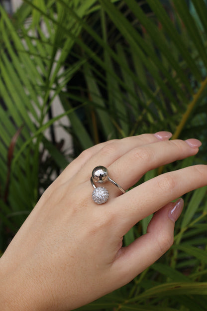 Anillo Plateado Bolitas con Zirconias