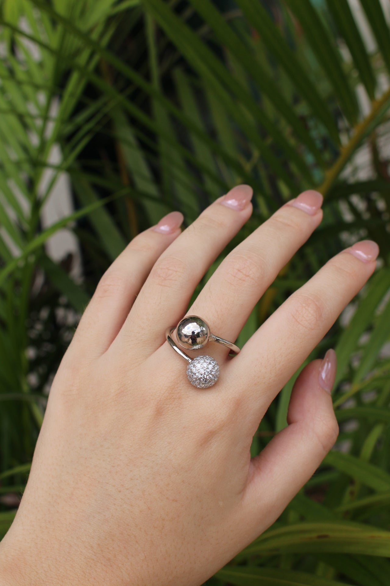 Anillo Plateado Bolitas con Zirconias