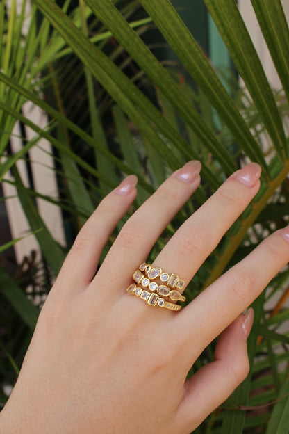 Anillo Dorado Triple con Zirconias Irregulares