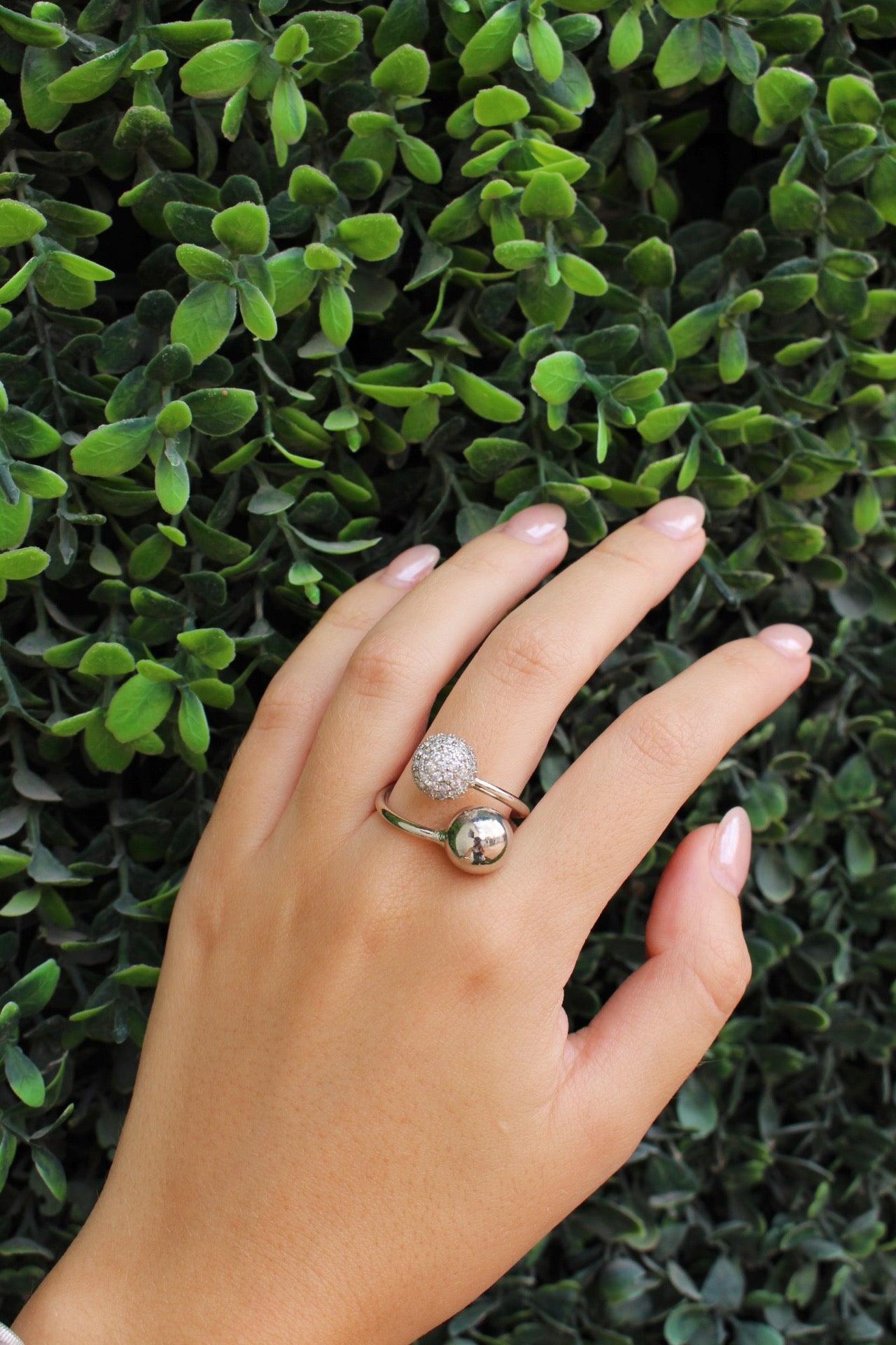 Anillo Plateado Bolitas con Zirconias