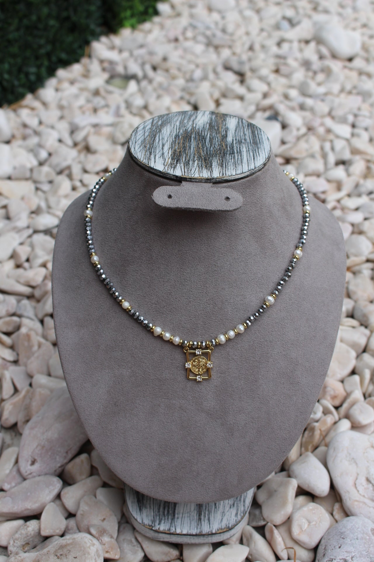 Collar Plateado Cristales y San Benito