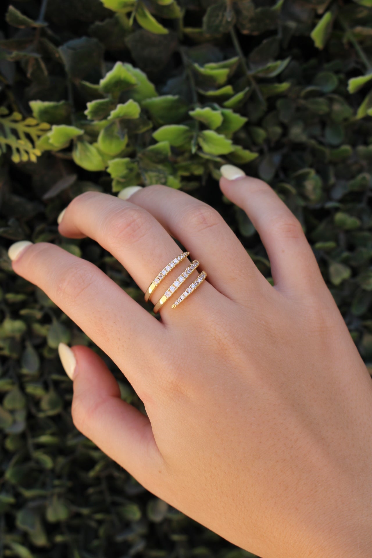 Anillo Dorado Triple Líneas con Zirconias