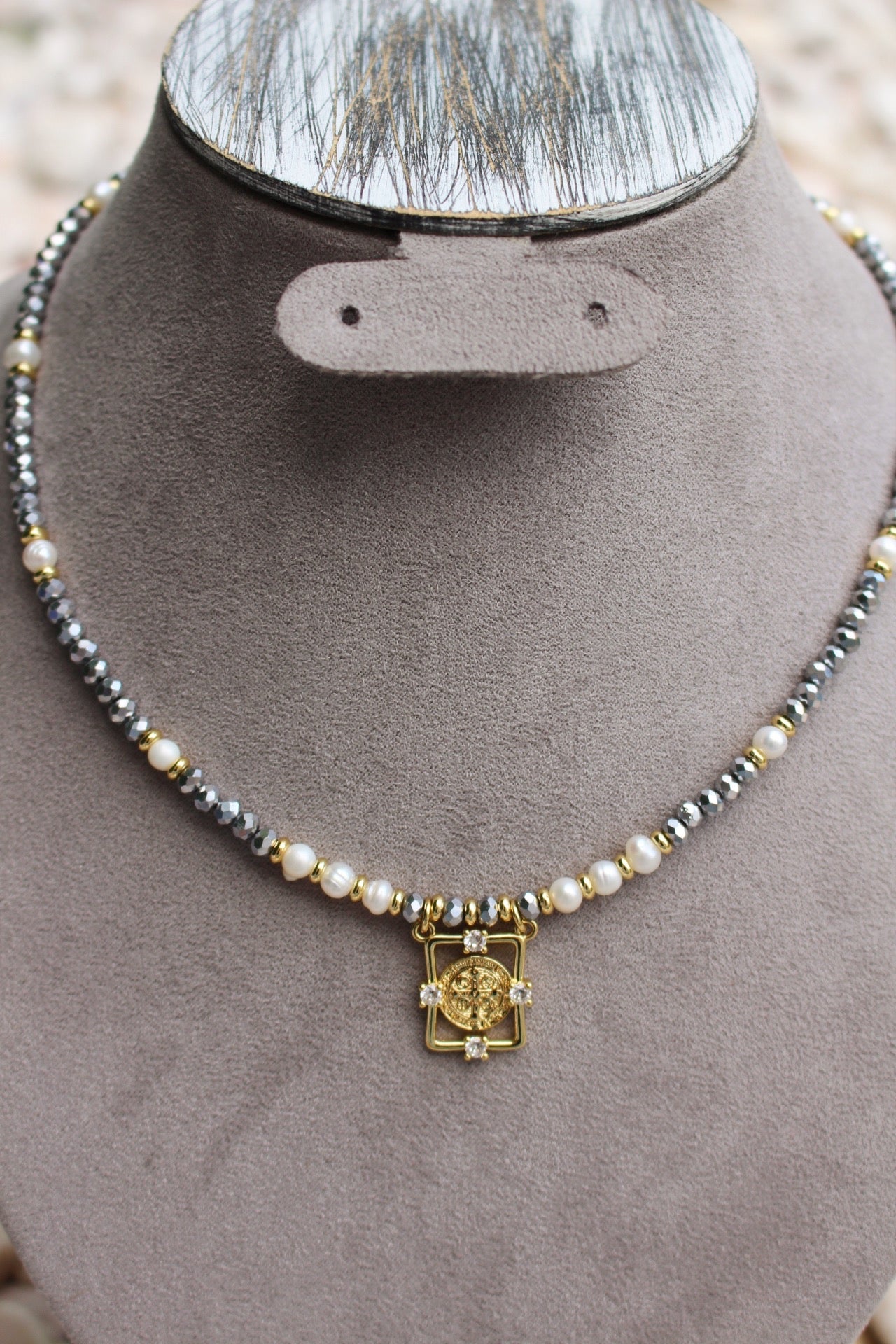 Collar Plateado Cristales y San Benito