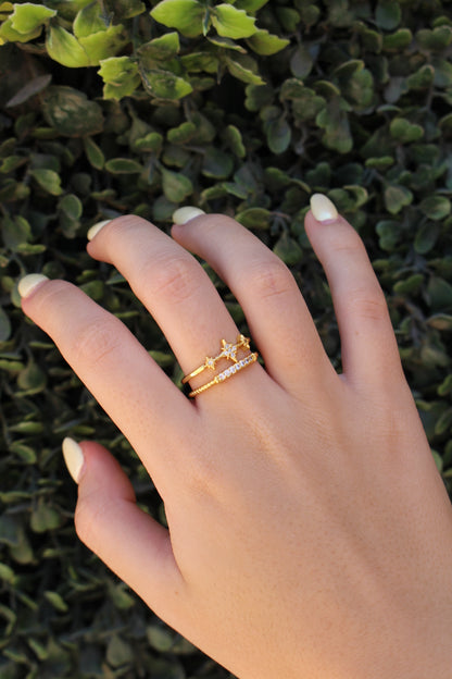 Anillo Dorado Doble con Estrellas y Zirconias