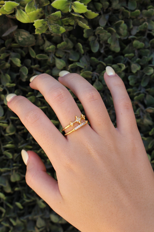 Anillo Dorado Doble con Estrellas y Zirconias