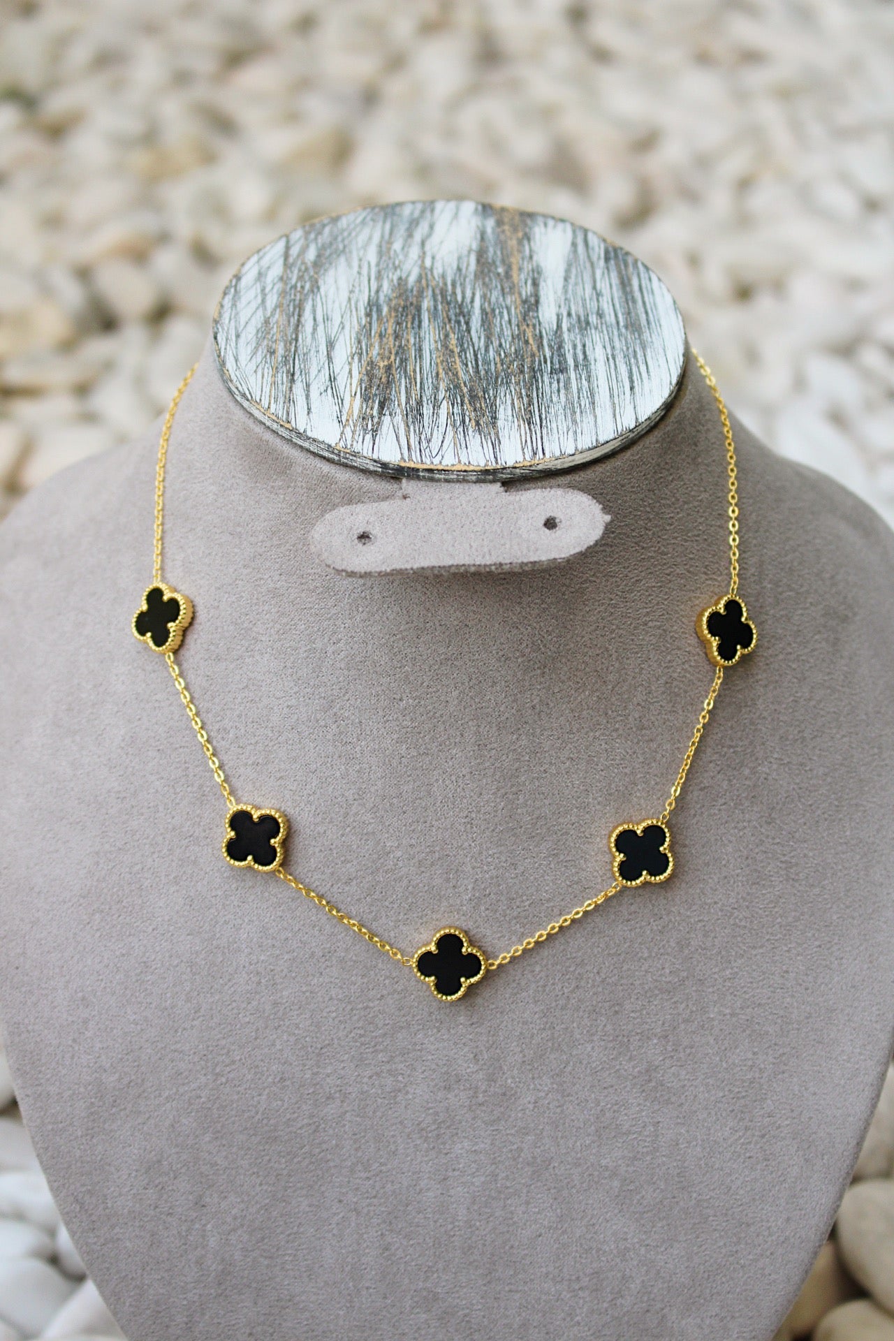 Collar Dorado Corto Trébol Negro