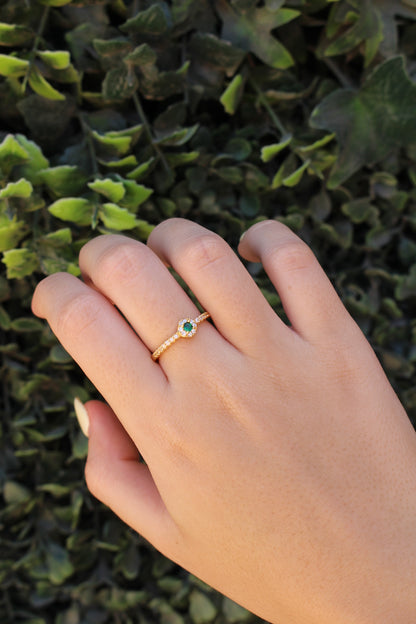 Anillo Dorado con Piedra Verde y Zirconias