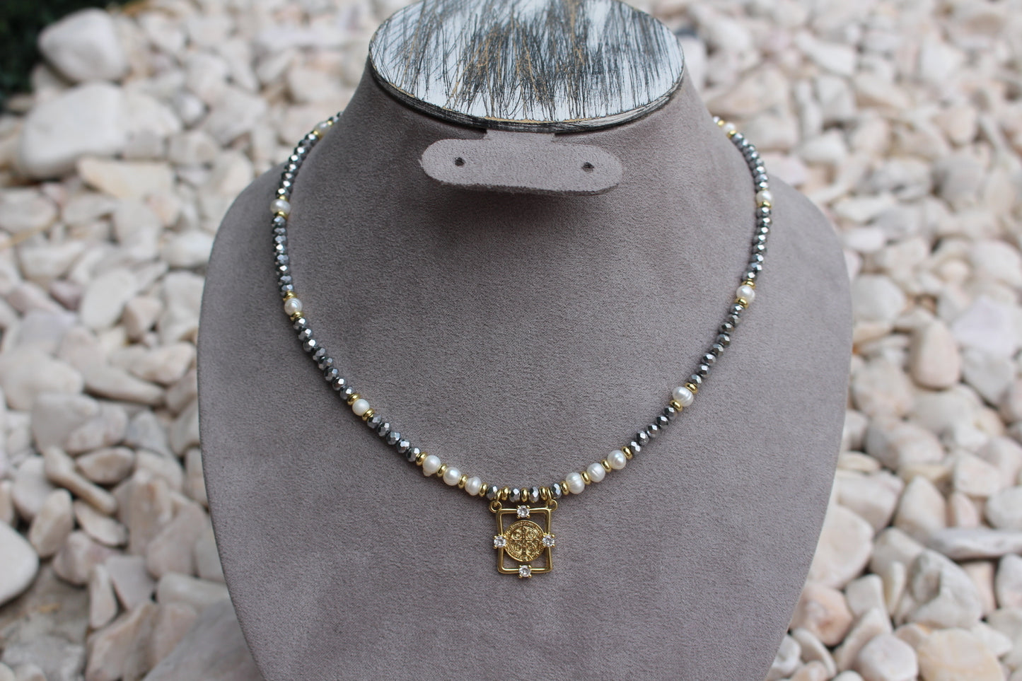 Collar Plateado Cristales y San Benito