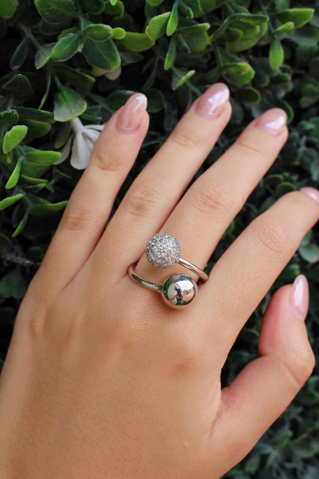 Anillo Plateado Bolitas con Zirconias