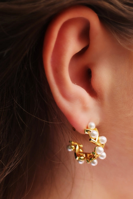 Media Arracada Dorada con Perlas