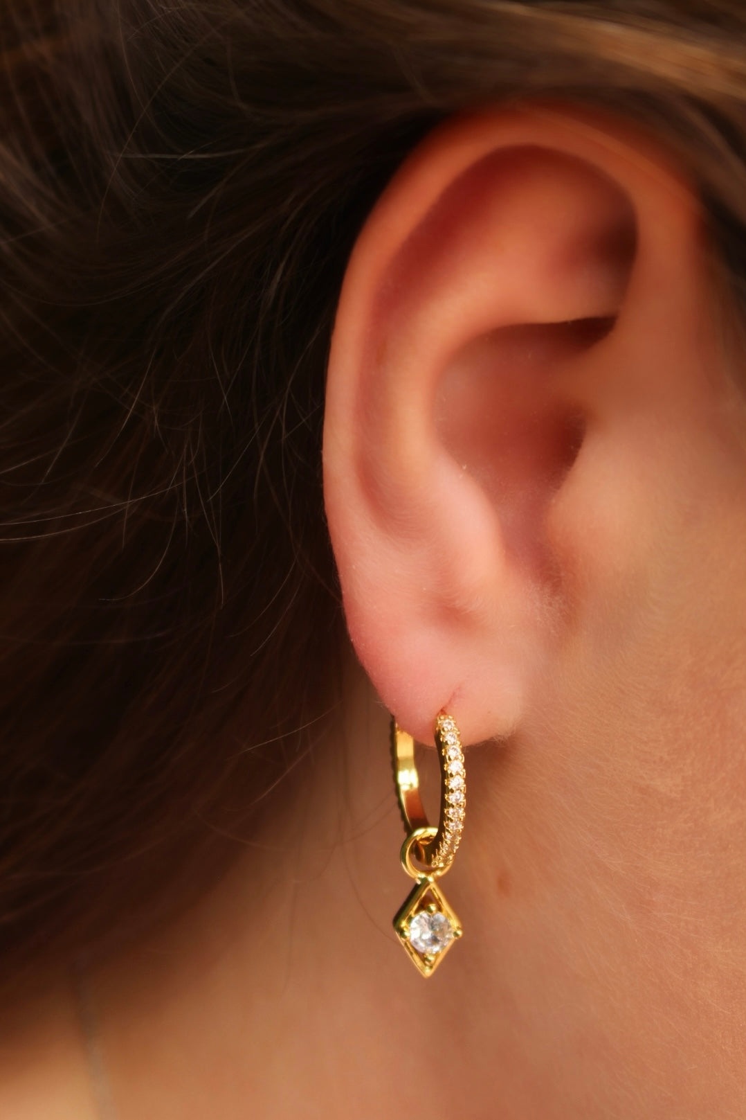 Mini Arracadas Doradas con Swarovsky Rombo