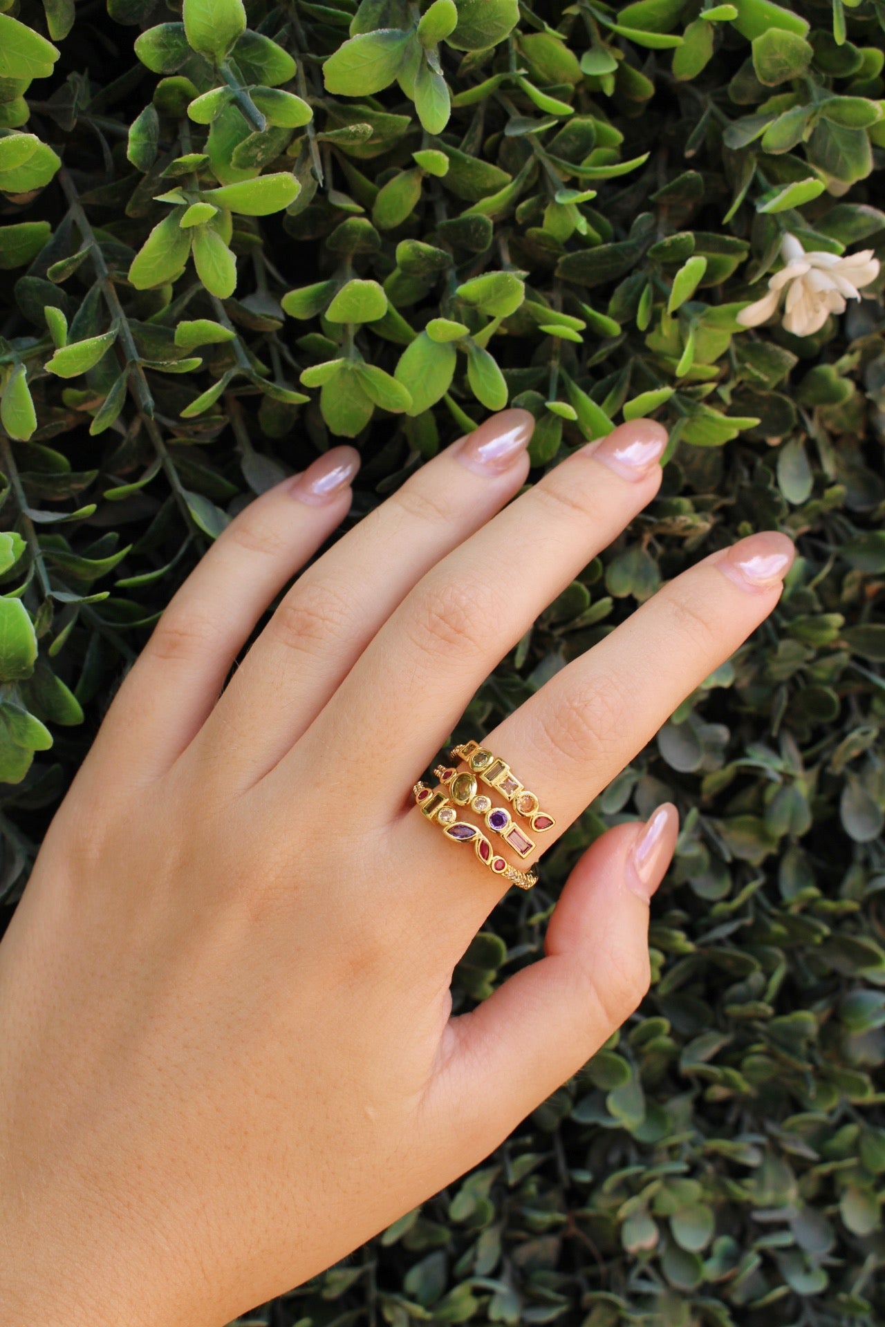 Anillo Dorado Triple con Zirconias Rosas y Moradas