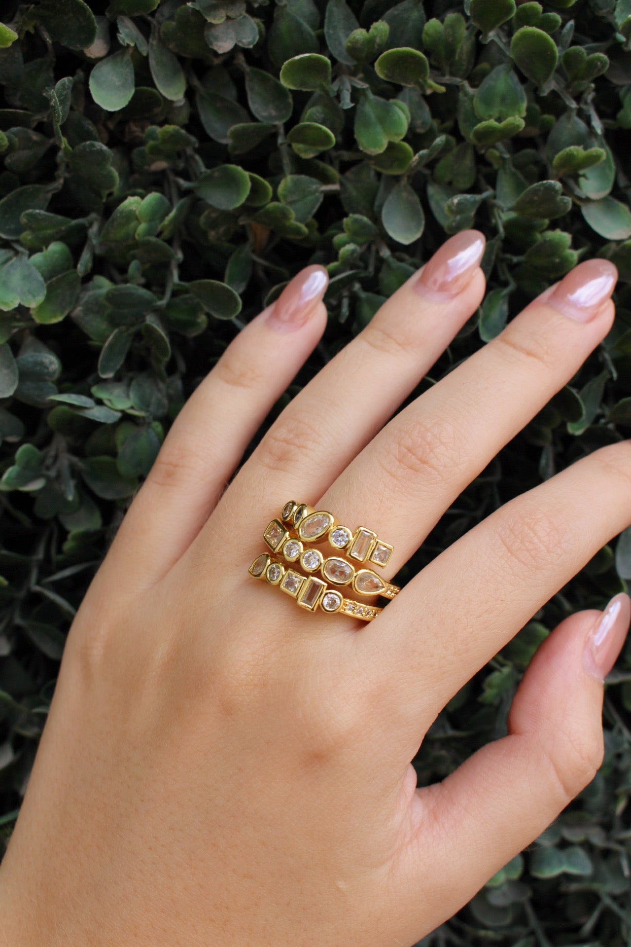 Anillo Dorado Triple con Zirconias Irregulares