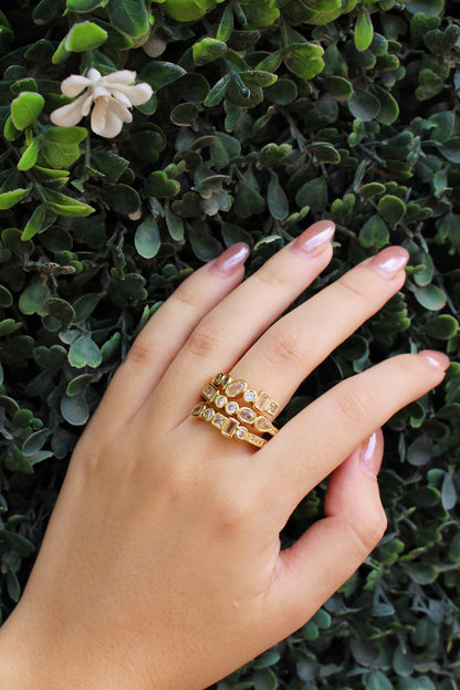 Anillo Dorado Triple con Zirconias Irregulares