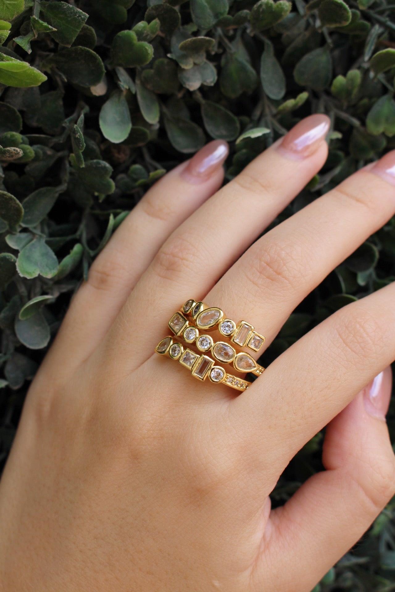 Anillo Dorado Triple con Zirconias Irregulares