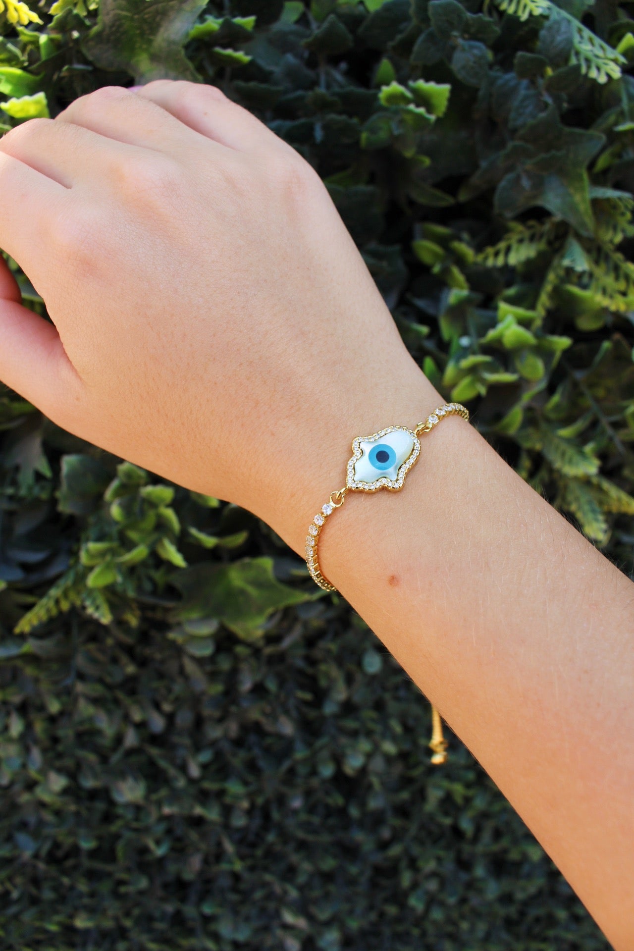 Pulsera Dorada Ojo y Mano Llena de Zirconias