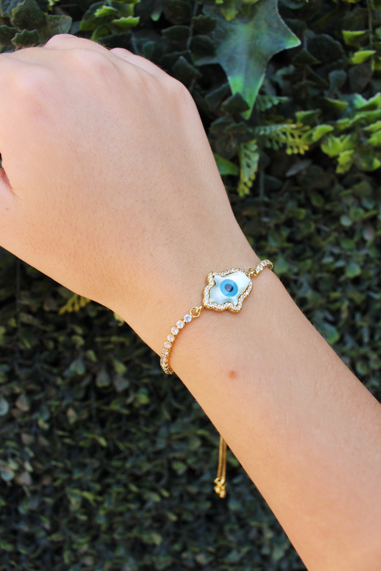 Pulsera Dorada Ojo y Mano Llena de Zirconias