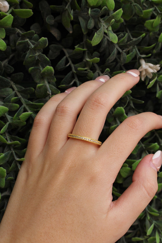 Anillo Dorado Delgado Zirconias