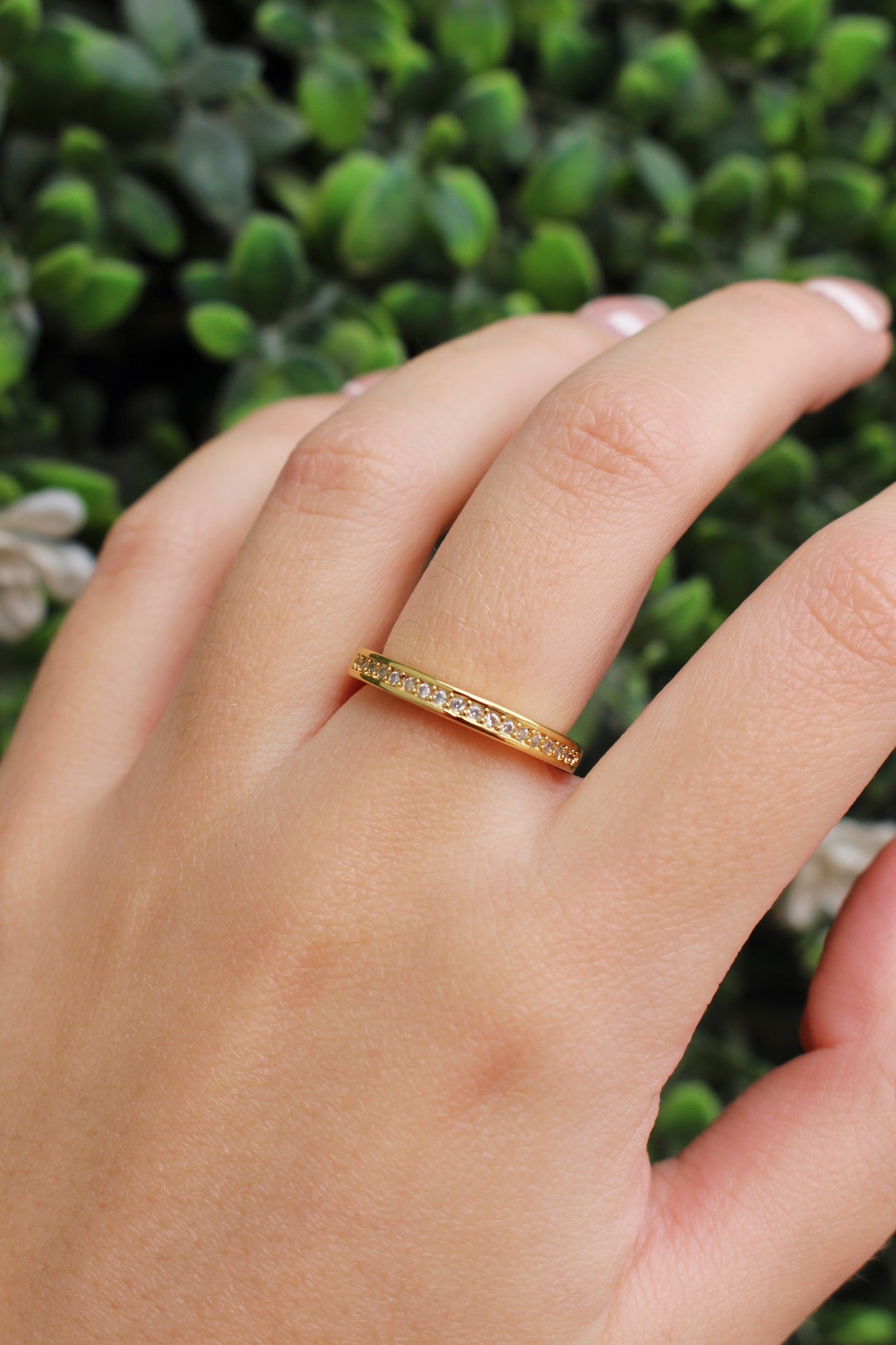 Anillo Dorado Delgadito con Zirconias