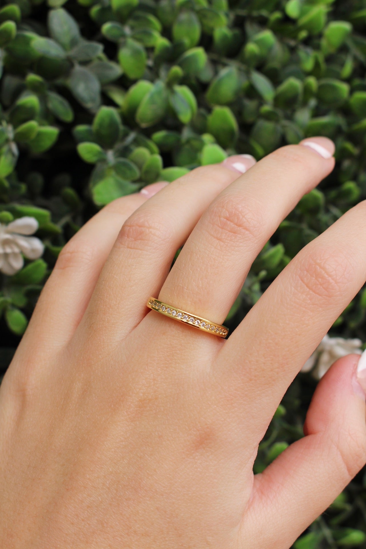 Anillo Dorado Delgadito con Zirconias