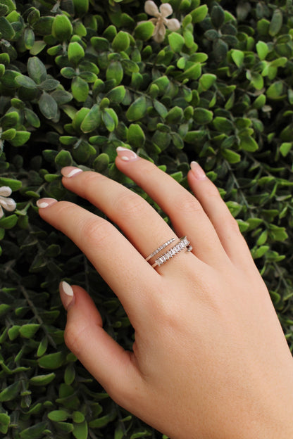 Anillo Plateado Triple Zirconias