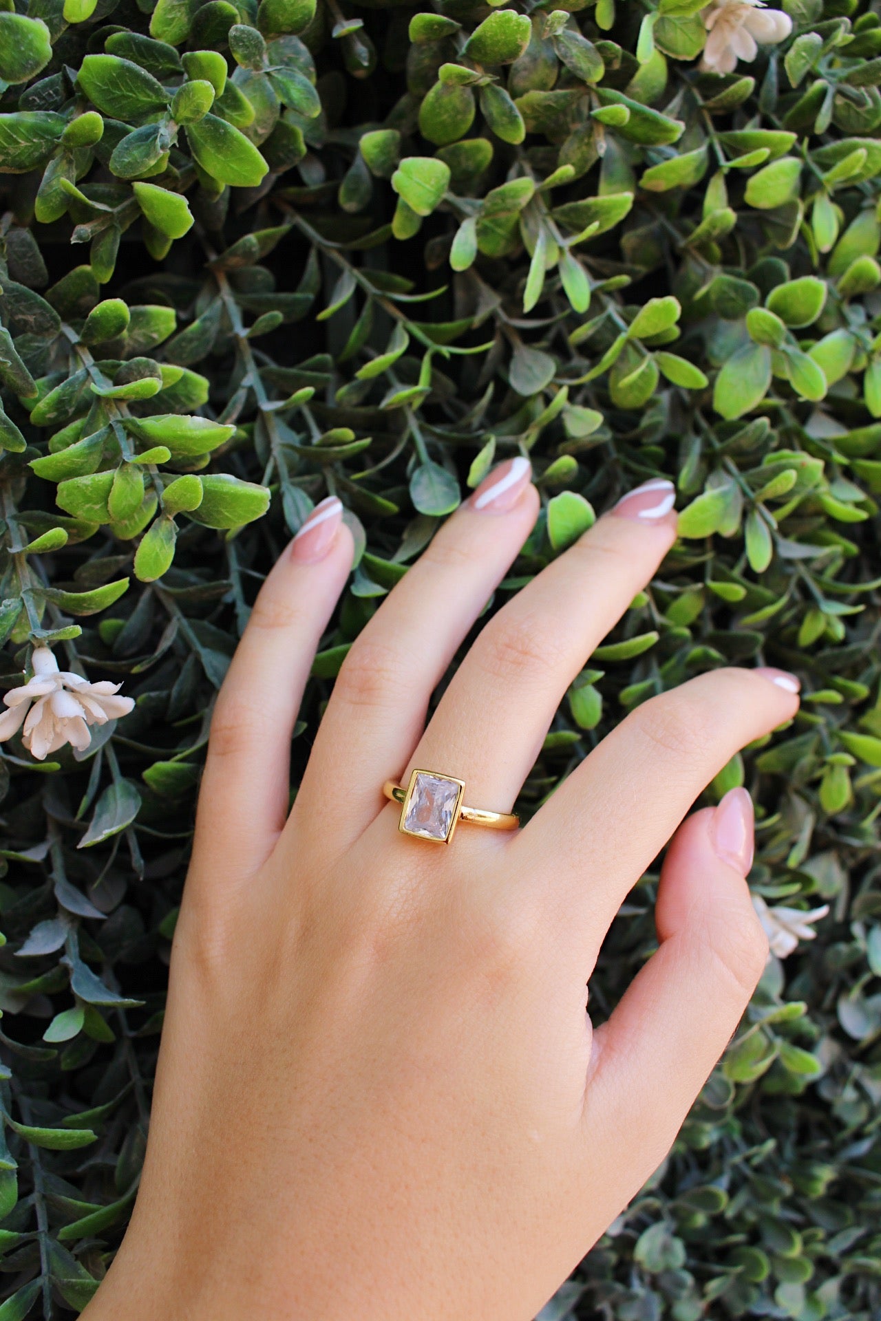 Anillo Dorado Piedra Plateada