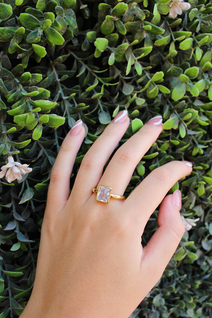 Anillo Dorado Piedra Plateada