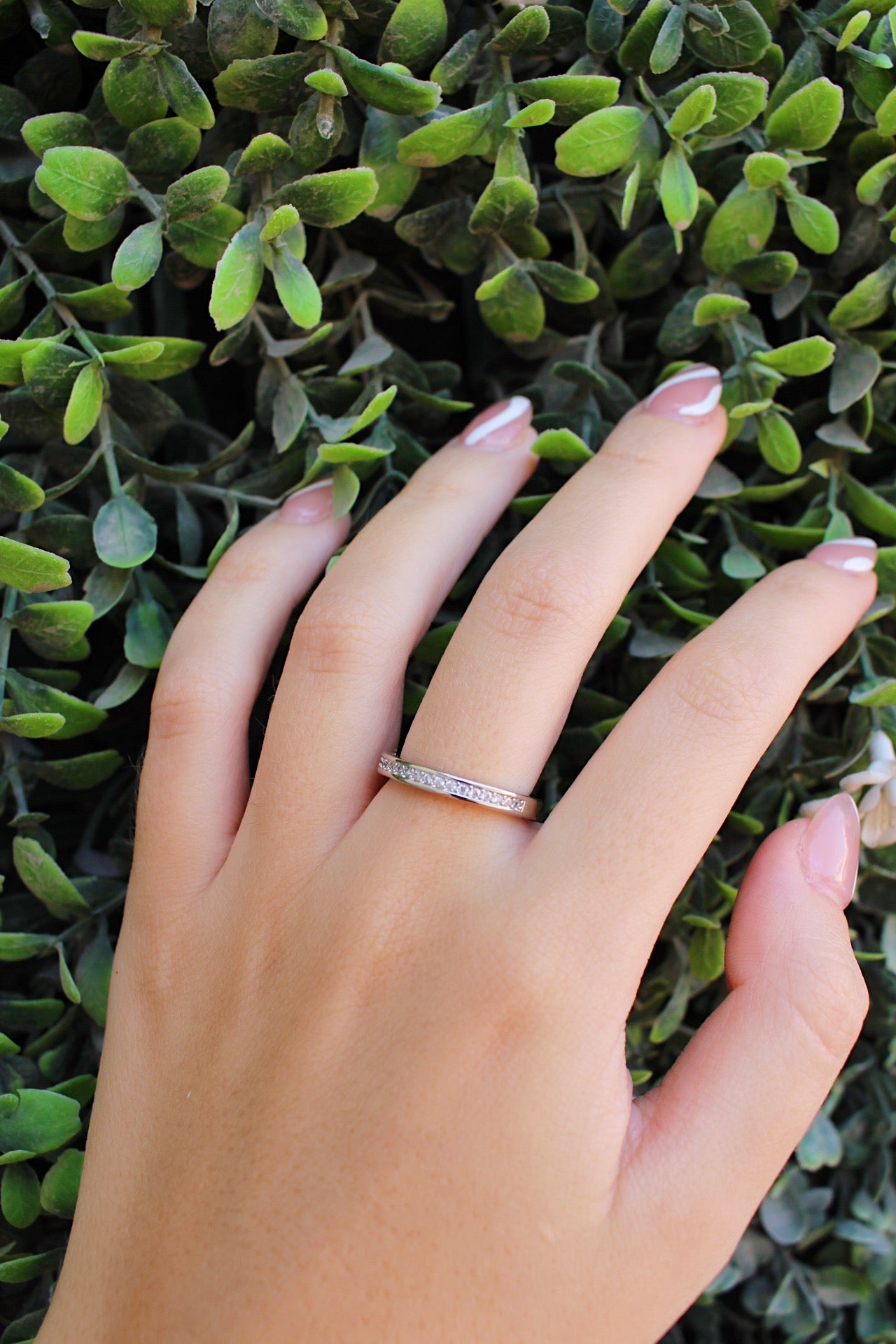 Anillo Plateado Delgadito con Zirconias