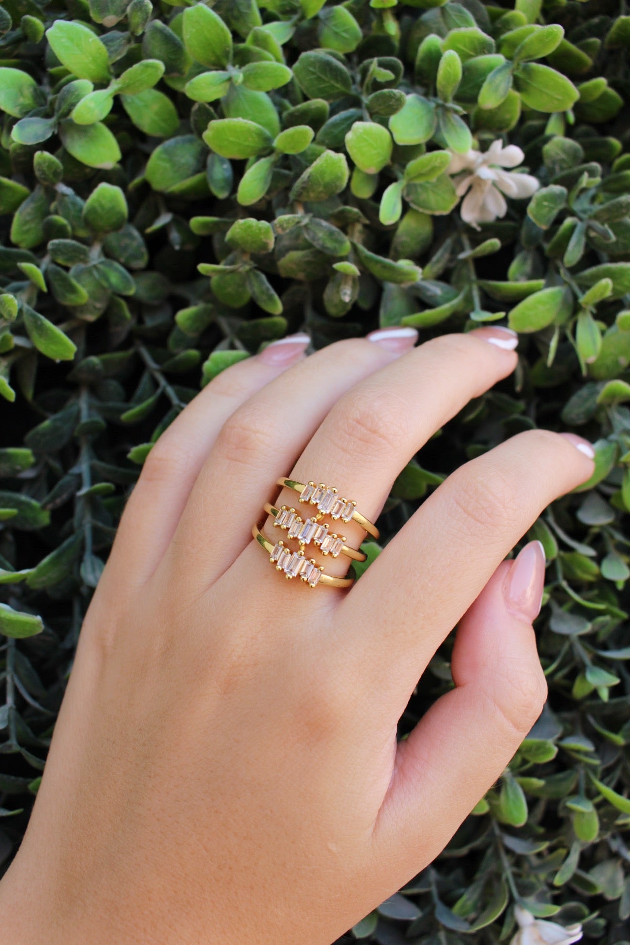 Anillo Dorado Triple con Zirconias