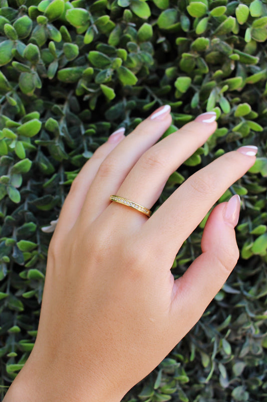 Anillo Dorado Delgadito con Zirconias