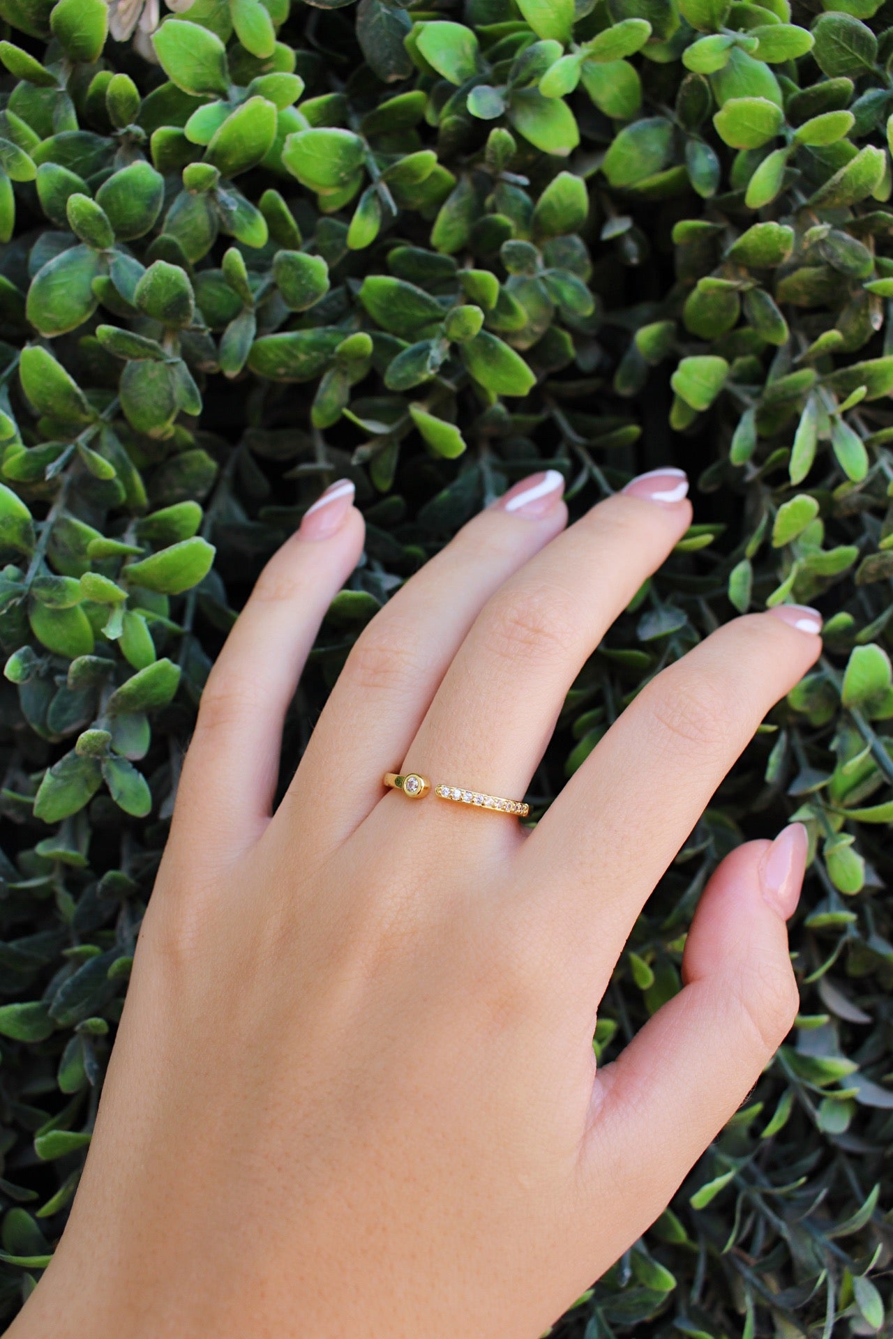 Anillo Dorado Delgadito con Zirconias y Circulo