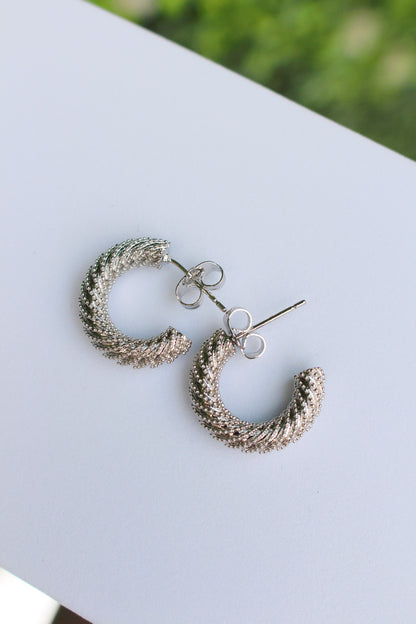 Media Arracada Plateada Trenzada con Zirconias