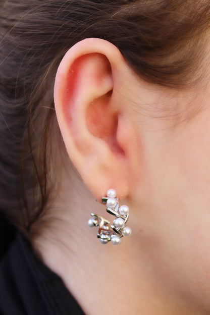 Media Arracada Plateada con Perlas