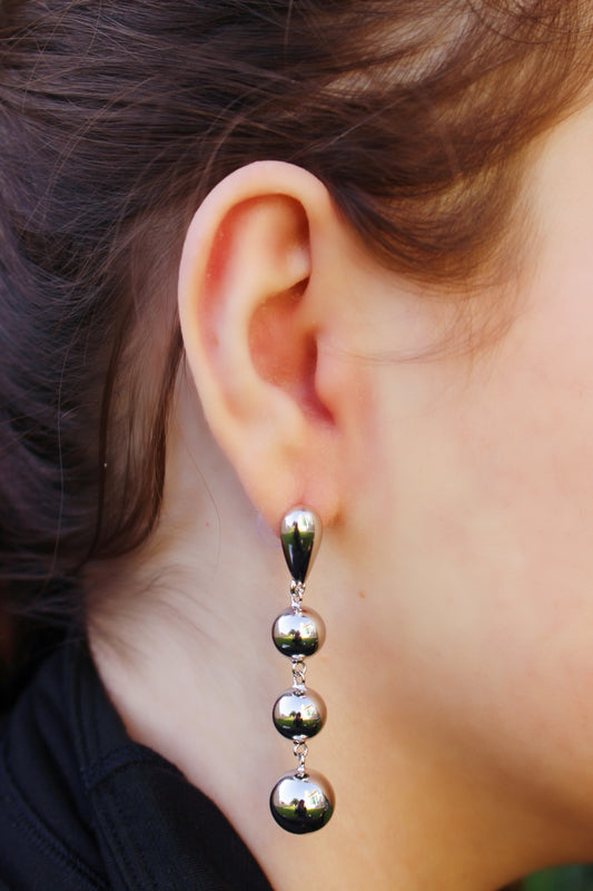 Aretes Plateados Largos Bolitas