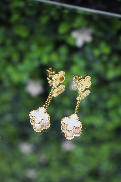 Aretes Dorados Trébol Blanco