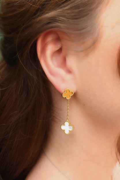 Aretes Dorados Trébol Blanco