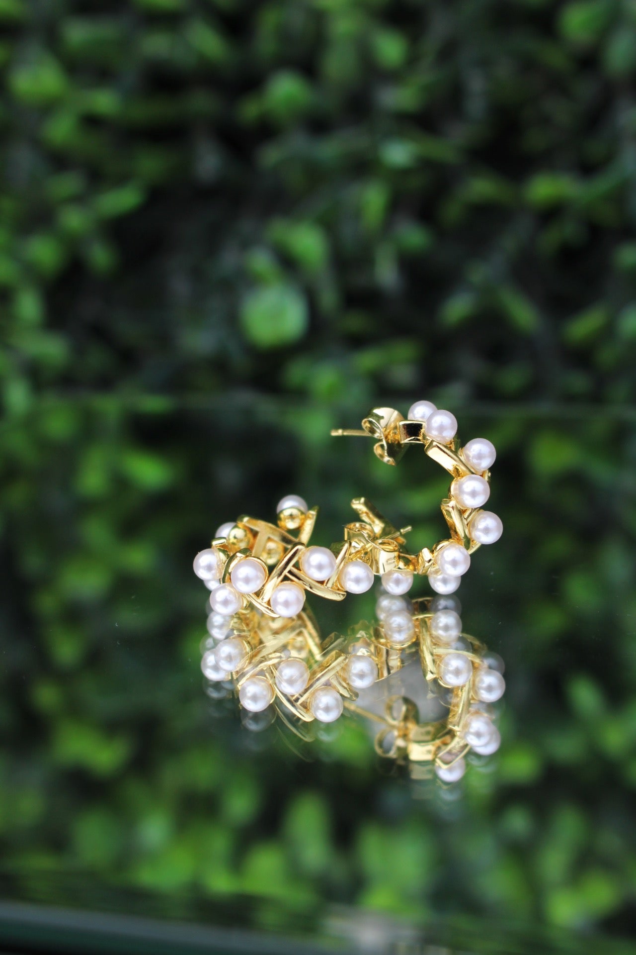 Media Arracada Dorada con Perlas