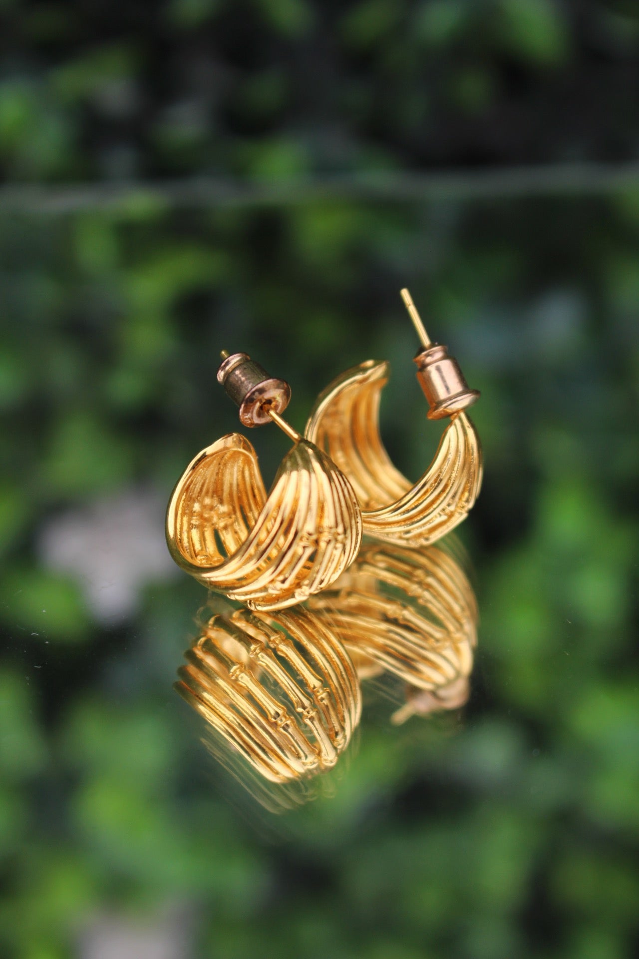 Aretes Dorados Lineas Curveadas