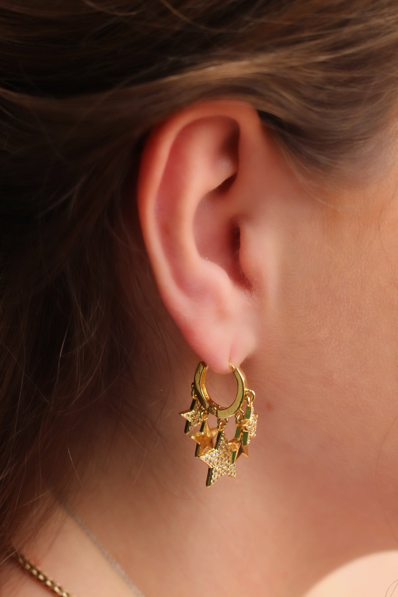 Arracadas Doradas con Estrellas Colgando