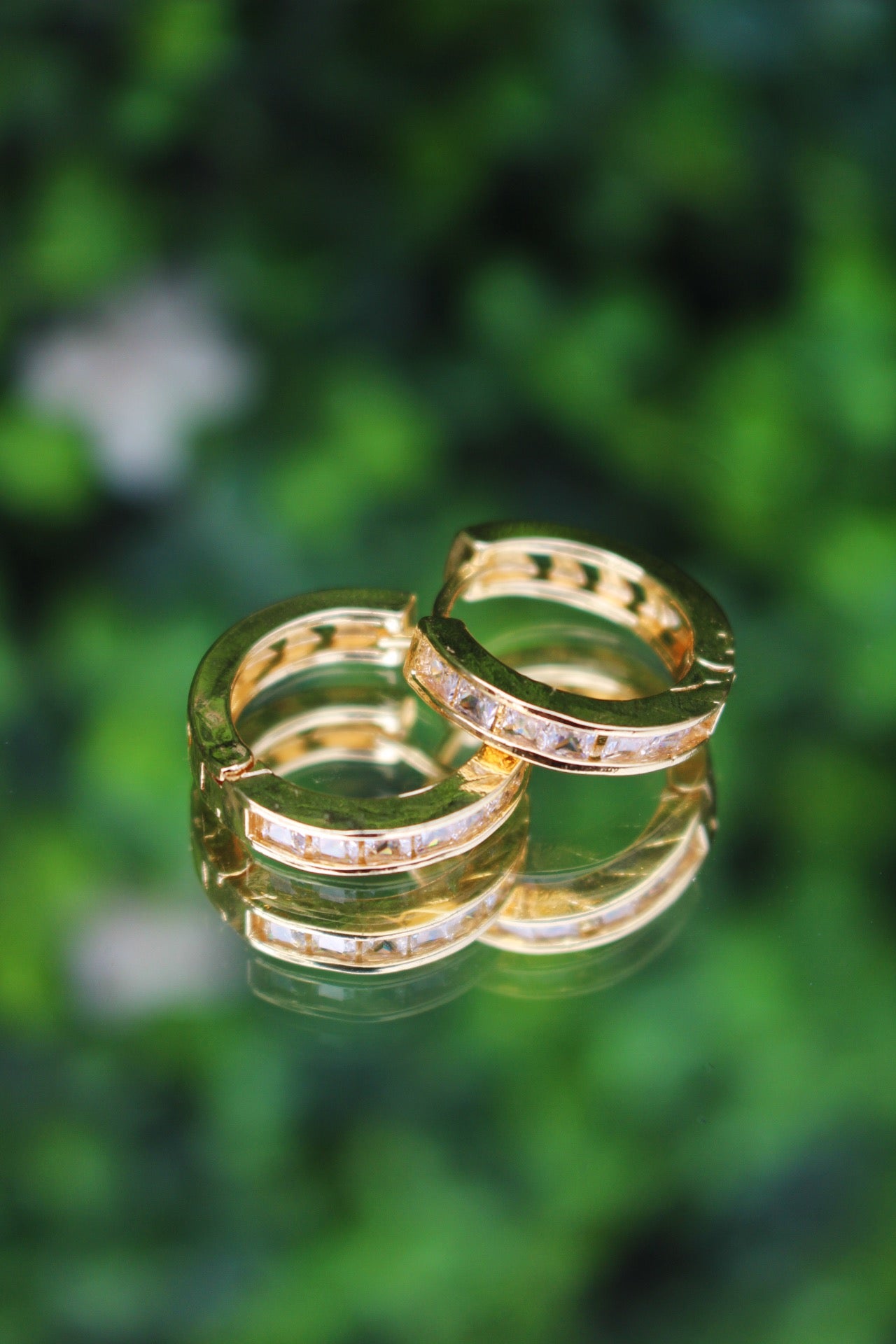 Huggies Grandes Dorados con Zirconias Plateadas