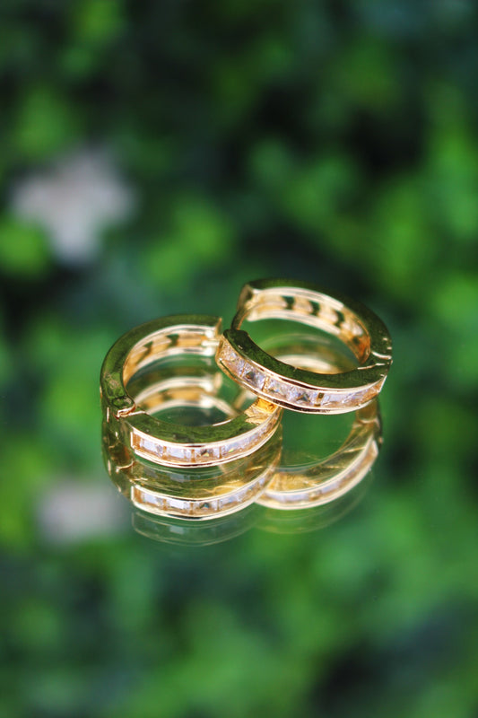 Huggies Grandes Dorados con Zirconias Plateadas