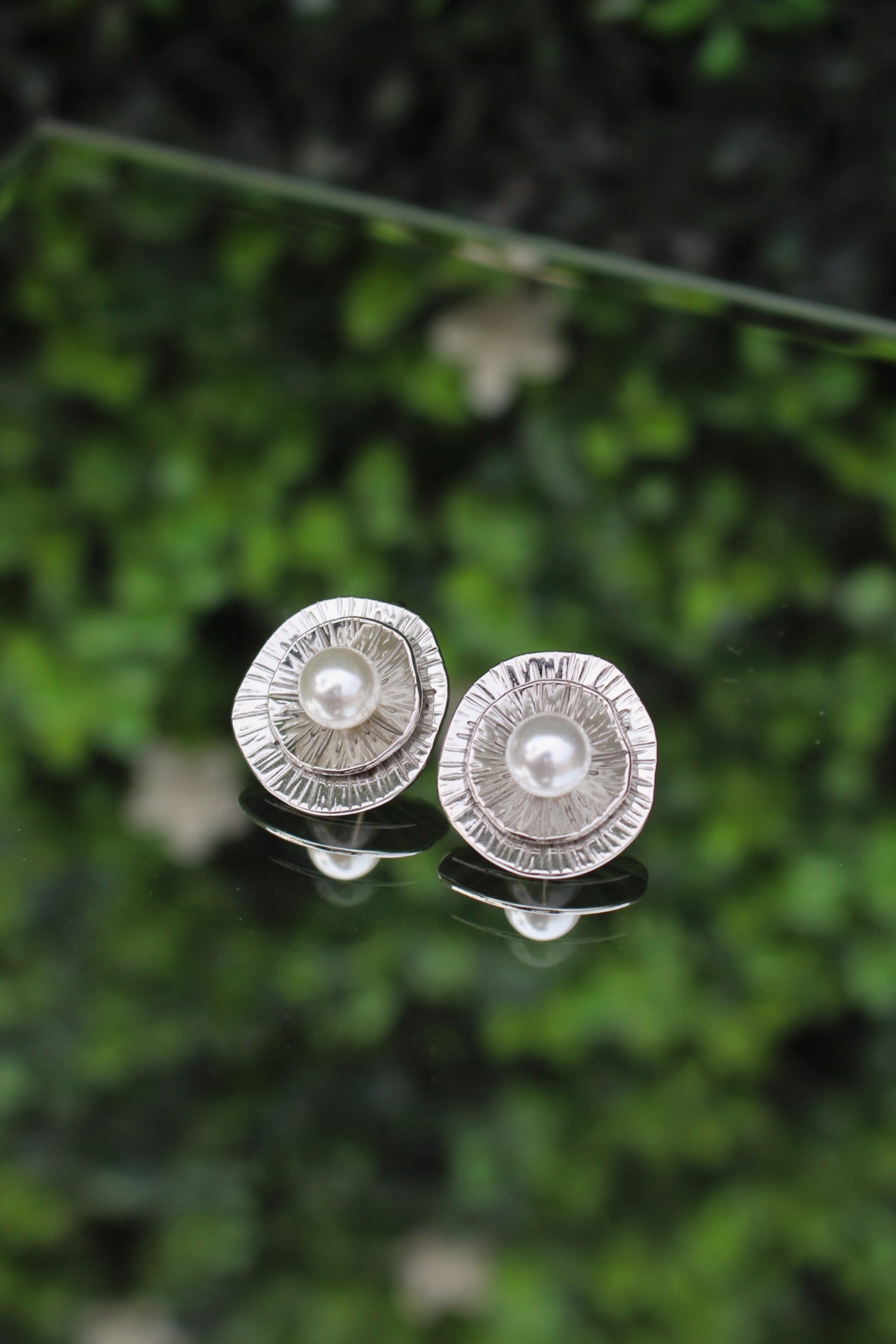 Aretes Círculo Plateado con Perla