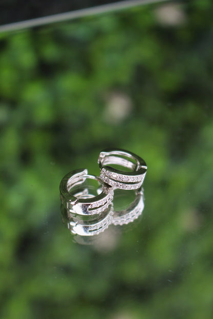 Aretes Plateados con Zirconias Huggies