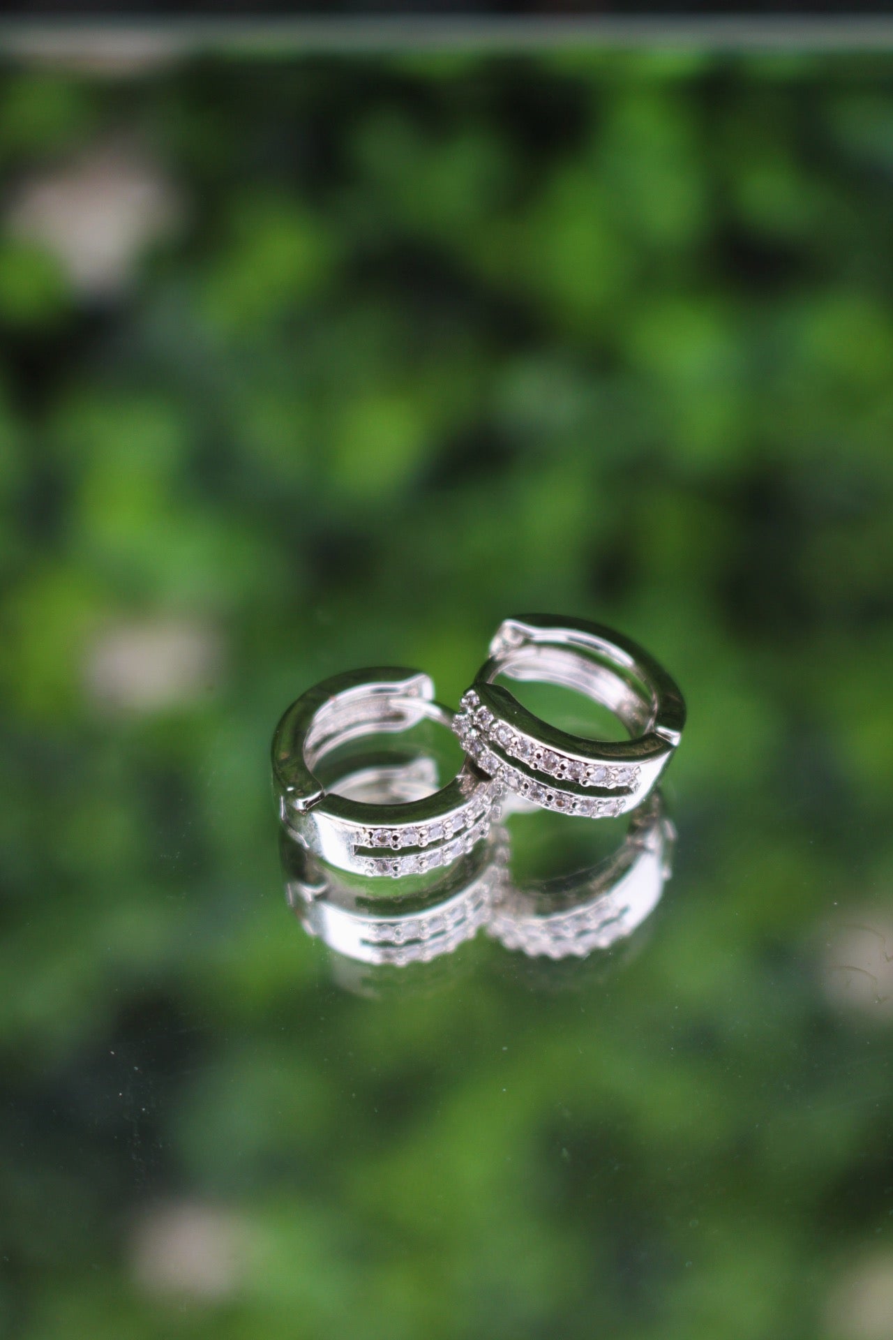 Aretes Plateados con Zirconias Huggies