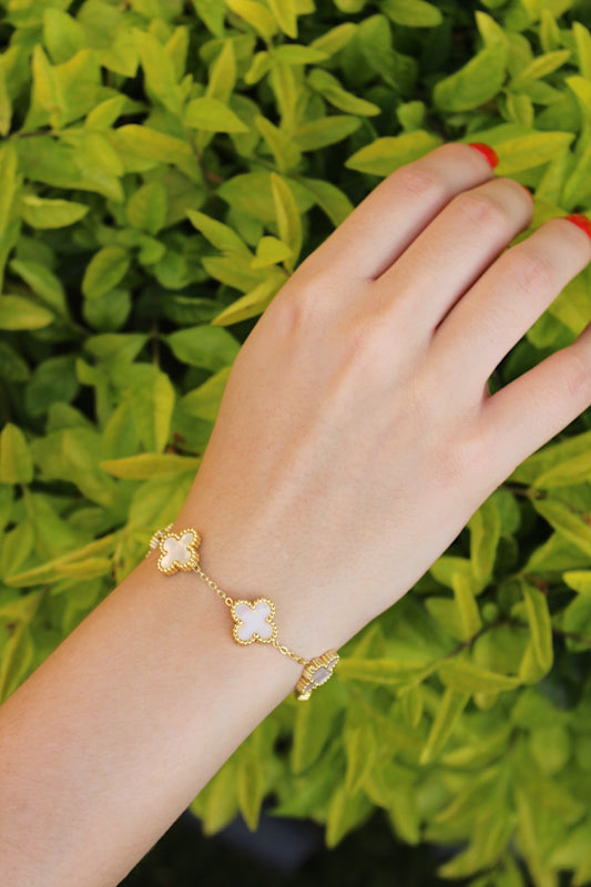 Pulsera Dorada con Trébol Blanco