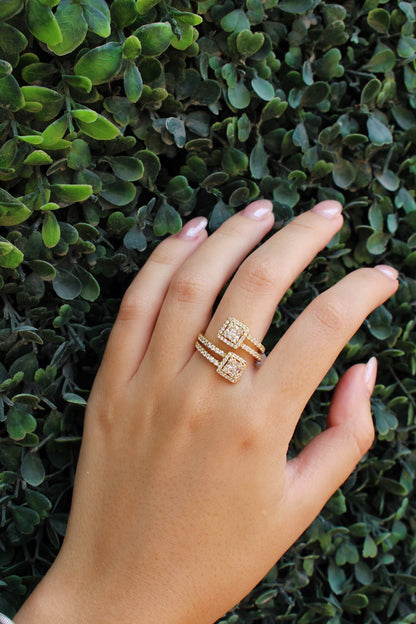 Anillo Dorado Formal con Zirconias