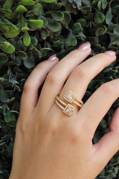 Anillo Dorado Formal con Zirconias