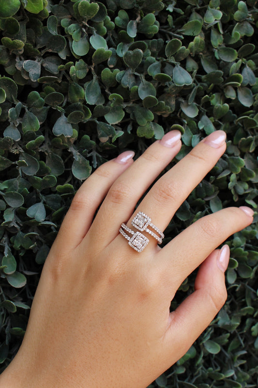 Anillo Plateado Formal con Zirconias